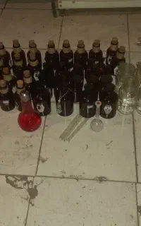 به تعداد شیشه عطری،دارم