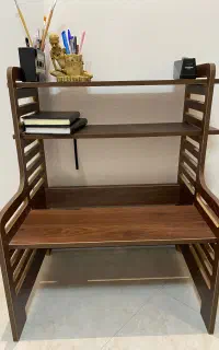 میز نشسته لپ تاپ