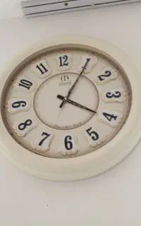 ساعت دیواری در حد نو