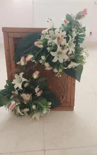 گل مصنوعی نصب شده در تابلو
