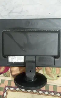 یک دستگاه مانیتور صفحه تخت ال جی