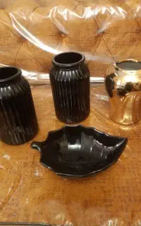 سه گلدان و شکلات خوری