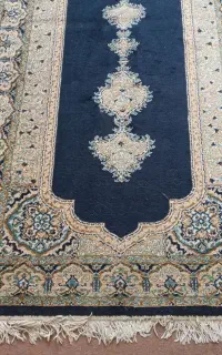 فرش کناره زمینه سورمه ای  وبالشت سنتی طرح ترکمن