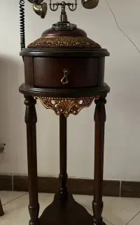 تلفن سلطنتی ایستاده