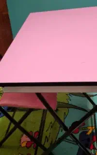 دو عدد میز تحریر با صندلی به رنگ صورتی و آبی