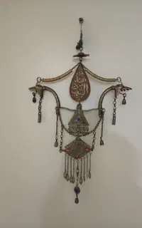 آویز دارای دو اژدر طلاکوب شده