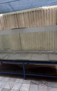 آکواریوم بزرگ با شیشه و پل های ضخیم با پایه جدا