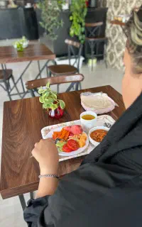 کافه وی صبحانه سلف سرویس با کلی تنوع همه روزه