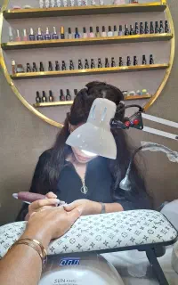 دوست داری مثل ستاره بدرخشند با مژه و ناخن هستی