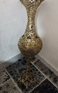 گلدان ومیزبرنز