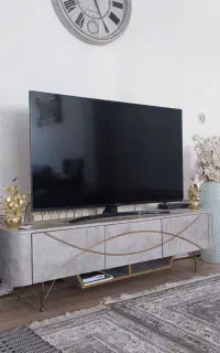 ساعت دیواری ومیز تلویزیون