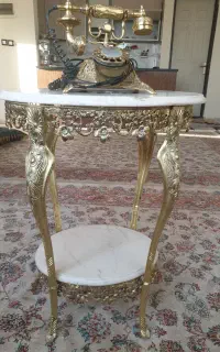 میز سنگی و تلفن رومیزی