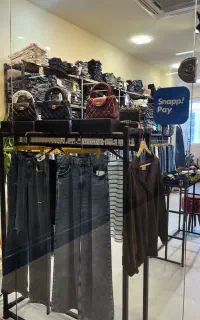 فروشنده خانم برای فروشگاه لباس زنانه