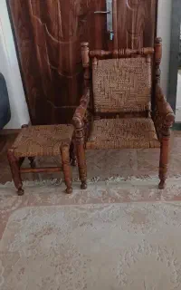 یک عدد صندلی چوبی جنس عالی قدیمی ومحکم