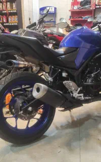 همکار جوان برای مکانیکی موتور