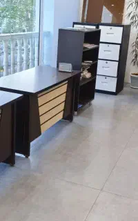 تعدادی میز و کشوی اداری