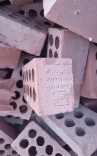 کارگر در مصالح ساختمانی