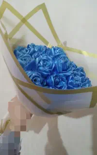 یک عدد دسته گل زیبای روبانی