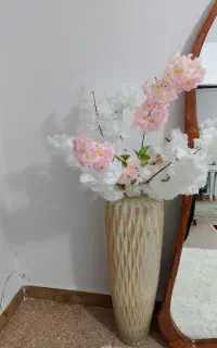 گل و گلدان قدی کنار سالنی