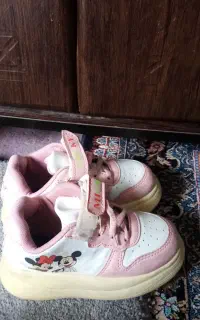 کفش اسپورت تمیز سالم کار کرده