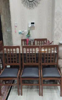 صندلی چوبی با رویه چرم