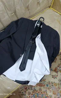 کت و شلوار همراه با پیراهن سفید و کراوات