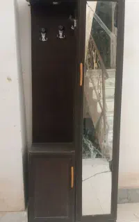 جاکفشی، ساعت دیواری، گیتار، مبل ۱۲نفره