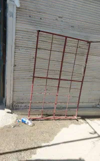 تخت فلزی جلوی مغازه