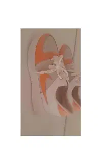 کفش اسپرت نو و لباس مجلسی