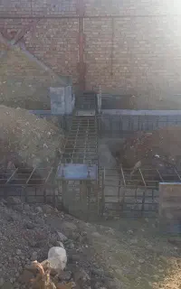 دو کارگر سیم بند نیازمندم