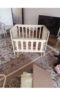تخت کنار مادر