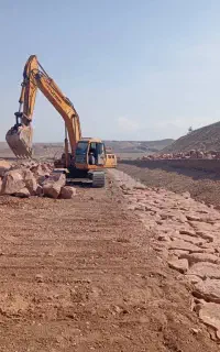 راننده بیل مکانیکی سنگ چین
