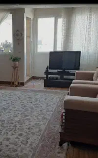 به یک خانم برای کارهای خونه نیازمندم