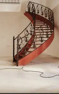 پله گرد و درب و نرده