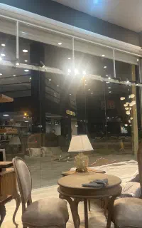 تمیز کردن شیشه مغازه