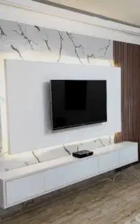 نصاب و اجرا کننده تی وی وال. دکور آینه و تی وی