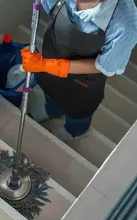 نظافت ساختمان توسط خانم و آقا