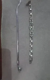 تعدادی نقره واستیل وسکه وچاقو