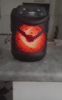 یک عدد اسپیکر رم خور فلش خور با کارتن وسیم شارژ