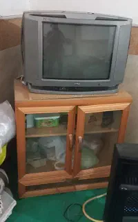 تلوزیون ۲۱ اینج سالم همراه میز گیرنده