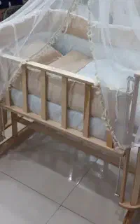 تخت کودک کنار مادر فرشته
