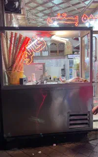 به یک جوان فعال برای کار در بستنی فروشی