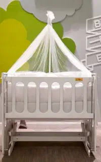 گهواره کنار تخت مادر