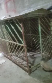 قفس آهنی بزرگ دو دریک به ارتفاع یک وبسایت.