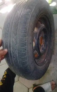 یک حلقه لاستیک پراید همراه با رینگ مارک دنال
