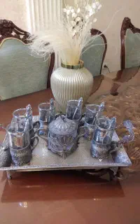 چایخوری پیوتر انگاره دار پذیرایی و یک قاب عکس
