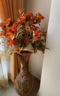 گلدان و گل مصنوعی