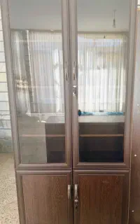 کتابخانه MDF دو درب شیشه‌ای قفل‌دار و جادار