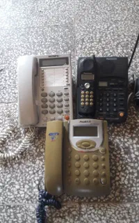 سه عددتلفن رومیزی