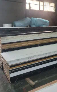 کارگر در تولیدی صفحه کابینت